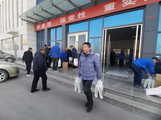 豐收公司為員工發(fā)放2025年春節(jié)暖心福利